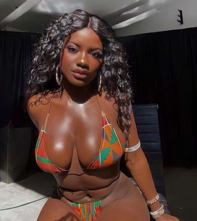 Derin Bakışlarıyla Büyüleyen Karabağlar Travesti Ebru
